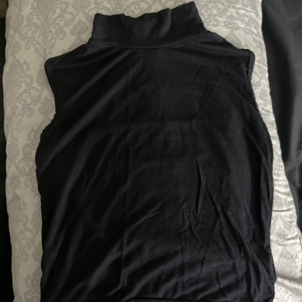 Black turtle neck cropped shirt